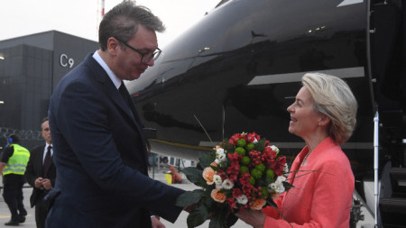 Президентът на Сърбия Александър Вучич посреща председателката на ЕК Урсула фон дер Лайен на летището в Белград