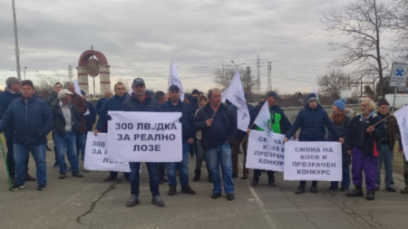 Лозари от Бургаска област блокираха за кратко движението по пътя