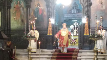 Варненският и Великопреславски митрополит Йоан отслужи божествена света литургия  по