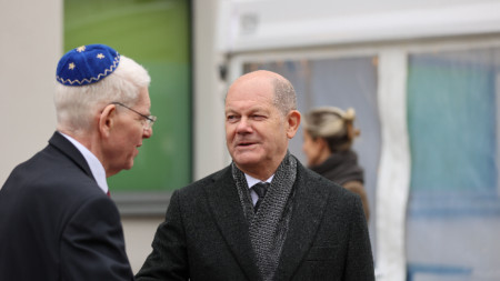 Германският канцлер Олаф Шолц (вдясно) и председателят на Централния еврейски съвет в Германия Йозеф Шустер - Берлин, 9 ноември 2023