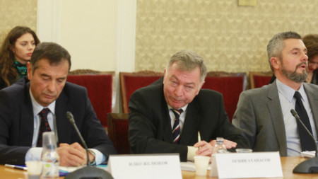 2018 г., Илко Желязков, първият отляво, Огнян Атанасов и Огнян Стоичков на изслушване в парламентарна комисия.