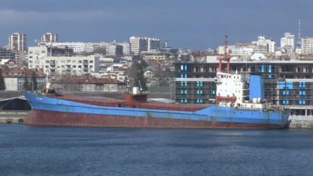 Танкерът „Бадр” на пристанището в Бургас на 15 януари 2019 г.