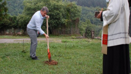 Първата копка за изграждането на костницата направи кметът на община Чипровци Пламен Петков