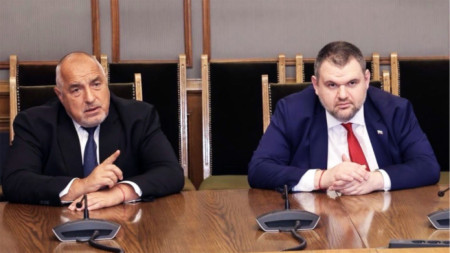 Дори ако лидерите на ГЕРБ-СДС Бойко Борисов и на ДПС Делян Пеевски се споразумеят за общ кабинет, те все пак ще се нуждаят от подкрепата на трети политически играч.