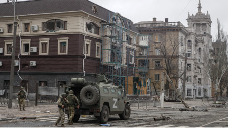 Руски части се придвижват по разрушената централна улица на Мариупол, 12 април 2022 г.