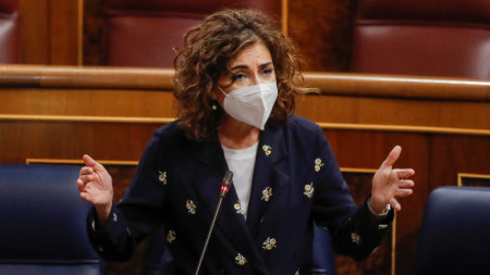 Испанският министър на финансите Мария Хесус Монтеро в парламента в Мадрид, 21 април 2021 г.
