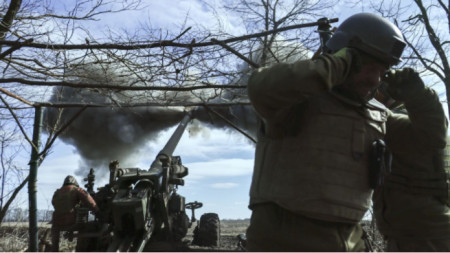 Ukrainian soldiers using howitzers from a position in Zaporizhzhia region, 3 March, 2023