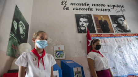 Момичета пазят урните на вота в Хавана, 25 септември 2022 г.