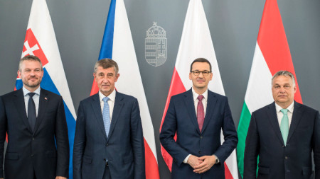 Премиерите на Словакия Петер Пелегрини, на Чехия Андрей Бабиш, на Полша Матеуш Моравецки и на Унгария Виктор Орбан (отляво надясно) се срещнаха в Будапеща