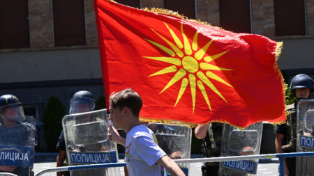Пред парламента в Скопие момче със знаме участва в протеста на опозицията срещу френското предложение, 14 юли 2022 г.