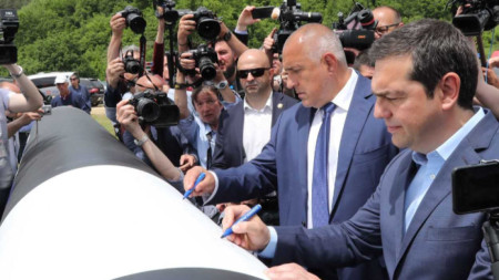 Двамата премиери подписаха пилотната тръба на газопровода. 