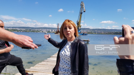 Мая Манолова пред скъсания тръбопровод за отпадни води във Варненското езеро