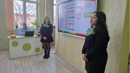 Ученици от СУ „Йордан Йовков“ представят проект за отглеждане на стевия