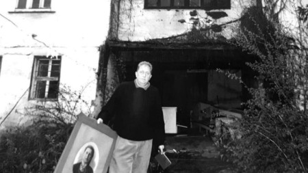 Петър Пунчев пред родовата си къща в Батак