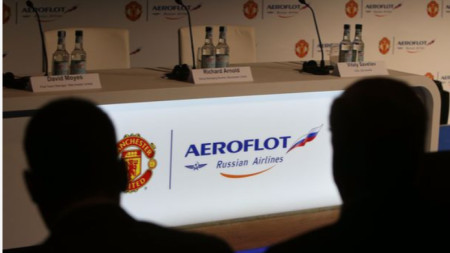 Логото на Аерофлот беше и в залата за пресконференция, освен на стадиона.