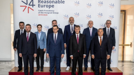 Семейна снимка от лидерската среща на Вишеградската четворка със Западните Балкани в Прага.