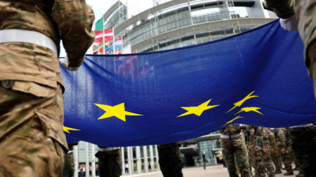 Церемония по издигане на флага на ЕС пред Европарламента в Страсбург, 15 юли 2024 г.