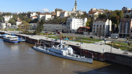 Възстановеният речен монитор „Бодрог“, който сега е плаващ музей, на пристан в река Сава в Белград.