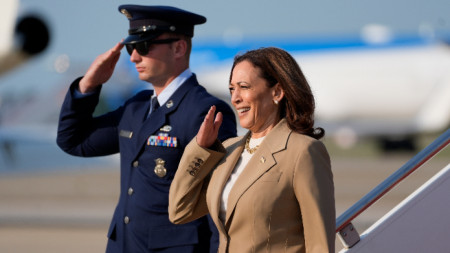 Камала Харис отдава чест при пристигането си във военновъздушната база 