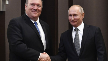 Владимир Путин (вдясно) и Майк Помпейо на срещата им в Сочи.