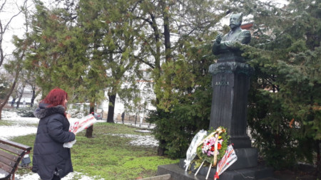 Цветя пред паметника на Алеко в Свищов