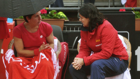 Карла Суарес Наваро (вляво) и Кончита Мартинес по време на мач за 