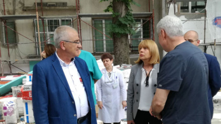 Д-р Веселин Милев (вляво) тази седмица посети болница 