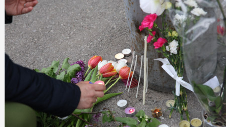 Граждани поставят цветя в памет на жертвите на катастрофата на столичния бул. 