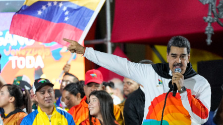 Венецуелският президент Николас Мадуро говори днес пред поддръжници на правителството след референдум за териториалните претенции на Каракас над спорна територия в Гвиана