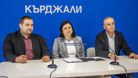 Георги Дяков, Анета Георгиева и Мустафа Вели (отляво надясно) представиха на пресконфереция листата на Възраждане