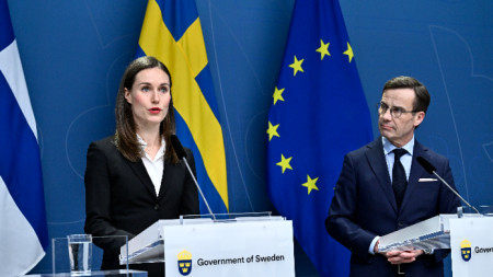 Финландският премиер Сана Марин и шведският ѝ колега Улф Кристершон на съвместната пресконференция в централата на правителството Розенбад в Стокхолм, Швеция, 2 февруари 2023 г. 