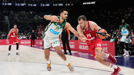 Александър Везенков (вдясно)