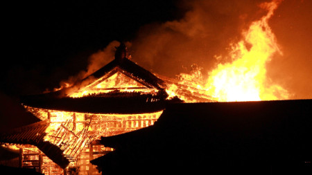 Почти напълно унищоженият от пламъците дворец Сюри в Япония.