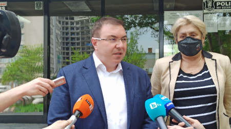 Здравният министър в оставка инспектира зелените коридори в Пловдив.