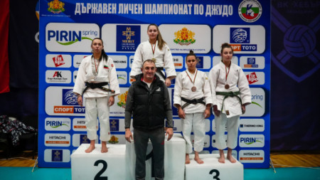 Ива Иванова (вдясно) спечели бронзов медал