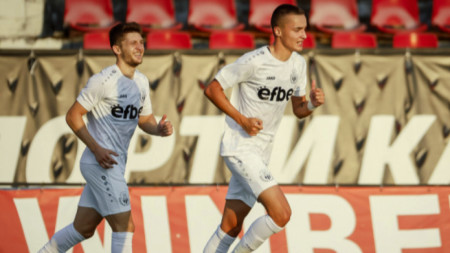 Николас Пенев ликува, след като е отбелязал гол във вратата на Локомотив София