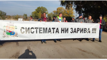Жители на Враждебна и на село Челопечене блокираха пътя към