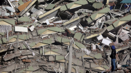 Хора претърсват развалините на рухнала сграда в Кахраманмараш, Турция, 8 февруари 2023 г.