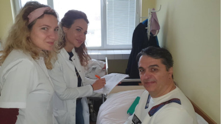 Д-р Райна Стоянова (в средата) и д-р Сияна Илиева помагат на пациент от Клиниката по метаболитни заболявания и диететика да попълни въпросника