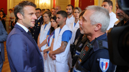 Президентът на Франция Еманюел Макрон (вляво) се срещна с хора, помогнали да бъде неутрализиран нападателят в Анси