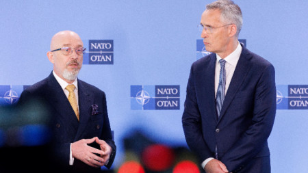 Министърът на отбраната на Украйна Олексий Резников (вляво) и генералният секретар на НАТО Йенс Столтенберг - Брюксел, 15 юни 2023