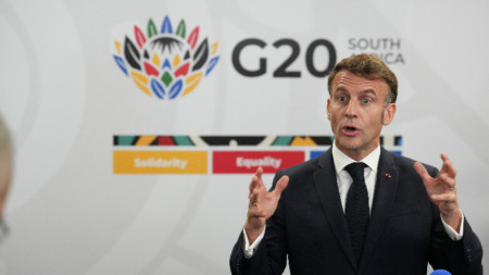 Френският президент Еманюел Макрон говори пред медиите в кулоарите на срещата на Г-20 в Йоханесбург