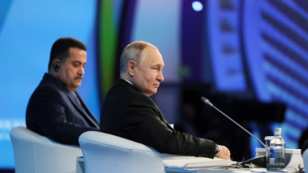 Президентът на Русия Владимир Путин (на преден план) по време на Руска енергийна седмица - Москва, 11 октомври 2023
