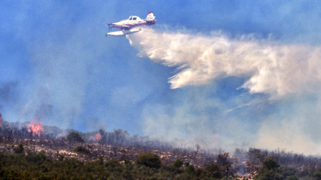 Илюстративна снимка - противопожарен самолет участва в гасенето на пожар в село Агиос Йоанис, Коринт, Гърция, 5 юли 2022 г. 