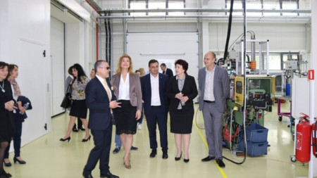 Кметът на Перник Вяра Церовска и областният управител Ирена Соколова разгледаха новооткрита производствена база в Перник.