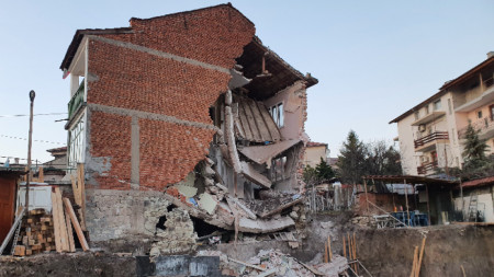 Къща в Хасково се срути, след като е направен изкоп на новострояща се в съседство сграда.