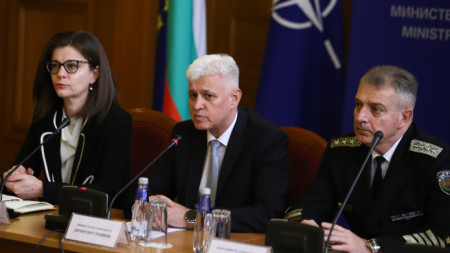 В Министерство на отбраната, служебния министър Димитър Стоянов и адм. Емил Ефтимов дадоха пресконференция за медиите.