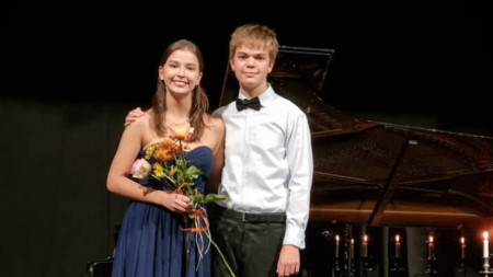 18 годишната цигуларка Лора Маркова и 14 годишният пианист Ивайло Василев ще