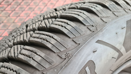 Десет автомобила в пернишкия квартал Изток са със срязани гуми