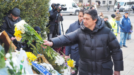 Даниел Боримиров полага цветя на паметника на Васил Левски.